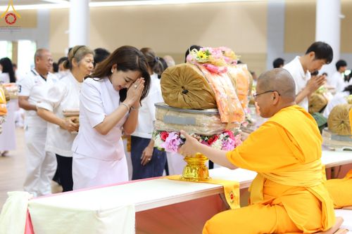 ภาพ No.180851:พิธีถวายภัตตาหารเมนูสวรรค์ และพิธีถวายอุปกรณ์กันหนาว แด่คณะพระภิกษุสามเณรวัดพระธรรมกาย วันอาทิตย์ที่ 8 ธันวาคม พ.ศ.2567 ณ สภาธรรมกายสากล วัดพระธรรมกาย