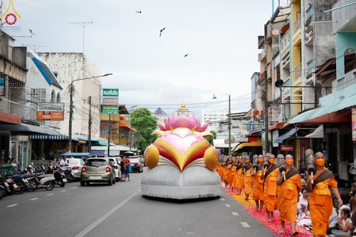 ภาพ No.128523:พิธีอัญเชิญพระบรมสารีริกธาตุ " ใจกลางเมืองนครหาดใหญ่ " เพื่อประดิษฐาน ณ มหารัตนเจดีย์สิริปทุมสวรรค์ (เจดีย์อริยพุทธะ 5 พระองค์) ศูนย์ปฏิบัติธรรมภาคใต้ อ.บางกล่ำ จ.สงขลา  วันที่ 9 มีนาคม พ.ศ. 2567 (ชุดที่ 2)