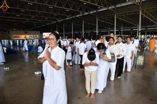 ภาพ No.143432:พิธีตักบาตร ข้าวสารอาหารแห้ง ณ บ้านแก้วเรือนทองคุณยายฯ และ พิธีบูชาข้าวพระ  ณ สภาธรรมกายสากล วัดพระธรรมกาย วันอาทิตย์ที่ 7 กรกฎาคม พ.ศ. 2567