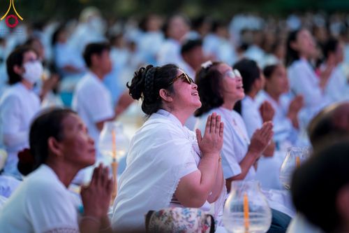 ภาพ No.109612:พิธีจุดประทีปถวายเป็นพุทธบูชา และบูชาธรรมมหาปูชนียาจารย์ วันที่ 10 มกราคม พ.ศ. 2567 ณ อนุสรณ์สถานคลองบางนางแท่น อ.สามพราน จ.นครปฐม