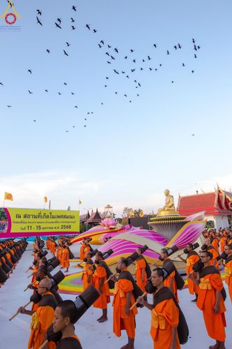 ภาพ No.194217:พระธรรมยาตราปฏิบัติธรรม และถ่ายภาพหมู่ประวัติศาสตร์ ณ วัดสองพี่น้อง ต.ต้นตาล อ.สองพี่น้อง จ.สุพรรณบุรี ในโครงการธรรมยาตรา กตัญญูบูชา มหาปูชนียาจารย์ พระมงคลเทพมุนี(สด จนฺทสโร) พระผู้ปราบมาร อนุสรณ์สถาน 7 แห่ง ปีที่ 13 วันที่ 12 มกราคม พ.ศ. 2568