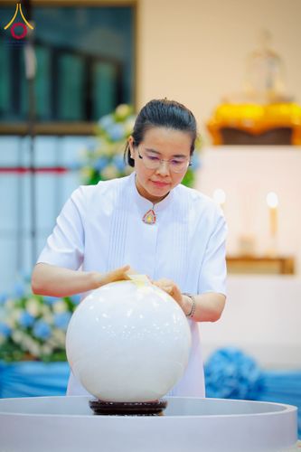 ภาพ No.221413:วันอาทิตย์ที่ 27 เมษายน พ.ศ. 2568 พิธีเจริญพระพุทธมนต์สมโภชดวงแก้วธรรมชัย เนื่องในโอกาสบูชาธรรม 81 ปีหลวงพ่อธัมมชโย อัญเชิญประดิษฐานเนื่องในโอกาสสถาปนาวัดพระธรรมกายไอซ์แลนด์ ณ อาคารปลูกศรัทธา 1 วัดพระธรรมกาย อำเภอคลองหลวง จังหวัดปทุมธานี