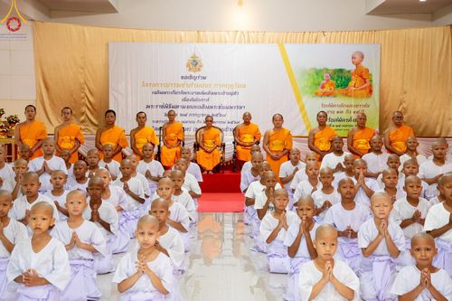 ภาพ No.59159:พิธีปลงผมและแห่นาคธรรมทายาท ในโครงการบรรพชาสามเณร ภาคฤดูร้อน เฉลิมพระเกียรติพระบาทสมเด็จพระเจ้าอยู่หัว เนื่องในโอกาส  พระราชพิธีมหามงคลเฉลิมพระชนมพรรษา 6 รอบ  ปลงผมนาคในวันที่ 21 เมษายน พ.ศ 2567 ณ วัดกลางธนรินทร์ (ธรรมอุทยานบ้านแป้ง)