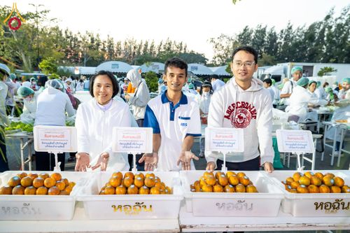 ภาพ No.193756:สาธุชนถวายภัตตาหารเป็นสังฆทาน แด่พระธรรมยาตรา ณ อนุสรณ์สถานมหาวิหารพระมงคลเทพมุนี (โลตัสแลนด์) อ.สองพี่น้อง จ.สุพรรณบุรี ในโครงการธรรมยาตรา กตัญญูบูชา มหาปูชนียาจารย์ พระมงคลเทพมุนี(สด จนฺทสโร) พระผู้ปราบมาร ปีที่ 13 วันที่ 12 มกราคม พ.ศ.2568