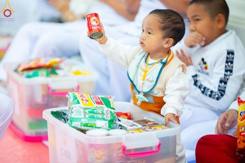 ภาพ No.197677:พิธีตักบาตรพระธรรมยาตรา ณ อนุสรณ์สถานลำดับที่ 4 สถานที่เกิดด้วยกายธรรม วัดโบสถ์(บน) ต.บางคูเวียง จ.นนทบุรี ในโครงการธรรมยาตรา กตัญญูบูชา มหาปูชนียาจารย์ พระมงคลเทพมุนี(สด จนฺทสโร) พระผู้ปราบมาร อนุสรณ์สถาน 7 แห่ง ปีที่ 13 วันที่ 19 มกราคม พ.ศ. 2568