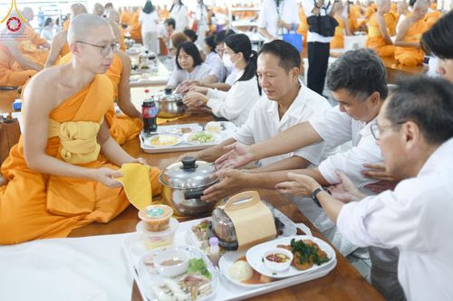 ภาพ No.162170:พิธีถวายภัตตาหารเมนูสวรรค์ เนื่องในวันออกพรรษา (ขึ้น 15 ค่ำ เดือน 11) วันพฤหัสบดีที่ 17 ตุลาคม พ.ศ. 2567 ณ หอฉันคุณยายอาจารย์ฯ วัดพระธรรมกาย