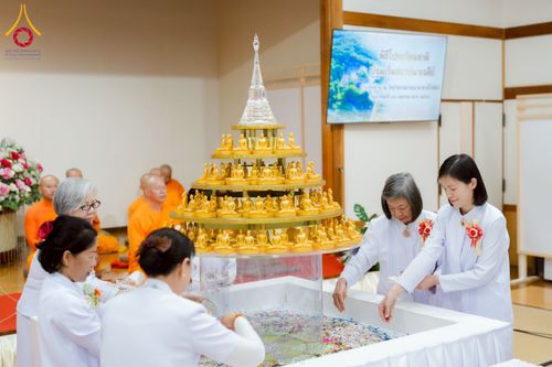 ภาพ No.221004:วันที่ 13 เมษายน พ.ศ. 2568 พิธีโปรยรัตนชาติปฐมเริ่มสถาปนาเจดีย์ และ พิธีเปิดหมู่บ้านปฏิบัติธรรม เพื่อการบรรลุธรรม ณ วัดป่าธรรมกายนานาชาติโทชิหงิ  ประเทศญี่ปุ่น