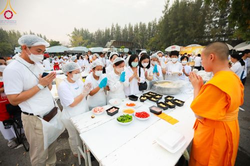 ภาพ No.111887:พิธีถวายภัตตาหารเป็นสังฆทาน แด่คณะพระธรรมยาตราฯ ในโครงการธรรมยาตรา กตัญญูบูชา มหาปูชนียาจารย์ พระมงคลเทพมุนี(สด จนฺทสโร) พระผู้ปราบมาร อนุสรณ์สถาน 7 แห่ง ปีที่ 12 วันที่ 14 มกราคม พ.ศ. 2567 ณ อนุสรณ์สถานมหาวิหารพระมงคลเทพมุนี  (โลตัสแลนด์) อ.สองพี่น้อง จ