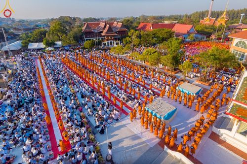 ภาพ No.195378:พิธีตักบาตรพระธรรมยาตรา ณ อนุสรณ์สถานลำดับที่ 3 สถานที่เกิดใหม่ในเพศสมณะ วัดสองพี่น้อง ต.ต้นตาล อ.สองพี่น้อง จ.สุพรรณบุรี ในโครงการธรรมยาตรา กตัญญูบูชา มหาปูชนียาจารย์ พระมงคลเทพมุนี(สด จนฺทสโร) พระผู้ปราบมาร ปีที่ 13 วันที่ 15 มกราคม พ.ศ.2568
