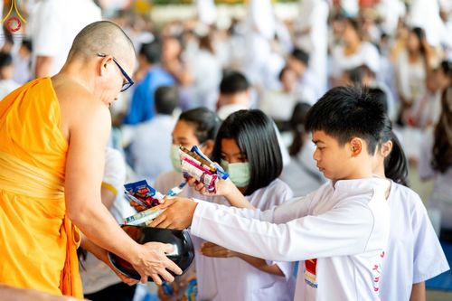 ภาพ No.167530:พิธีตักบาตรและพิธีบูชาข้าวพระ ในวันอาทิตย์ที่ 3 พฤศจิกายน พ.ศ. 2567 ณ วัดพระธรรมกาย