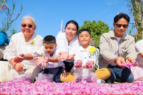 ภาพ No.193296:พิธีต้อนรับพระธรรมยาตรา ณ อนุสรณ์สถาน สถานที่เกิดในเพศสมณะ วัดสองพี่น้อง อำเภอสองพี่น้อง จังหวัดสุพรรณบุรี ในโครงการธรรมยาตรา กตัญญูบูชา มหาปูชนียาจารย์ พระมงคลเทพมุนี(สด จนฺทสโร) พระผู้ปราบมาร อนุสรณ์สถาน 7 แห่ง ปีที่ 13 วันที่ 11 มกราคม พ.ศ. 2568