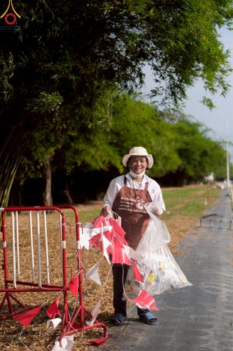 ภาพ No.220503:วันที่ 23-25 เมษายน พ.ศ. 2568 เจ้าหน้าที่และสาธุชนช่วยกัน รับบุญเก็บงานวันคุ้มครองโลก ณ วัดพระธรรมกาย