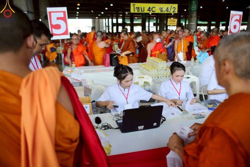 ภาพ No.219313:บรรยากาศการเดินทางเข้าวัดพระธรรมกาย , การต้อนรับปฏิสันถาร , การฉันภัตตาหารเช้า , การลงทะเบียนพระสังฆาธิการ  เนื่องในวันคุ้มครองโลก พิธีถวายมหาสังฆทานคณะสงฆ์ 40,000 กว่าวัดทั่วประเทศ ณ วัดพระธรรมกาย