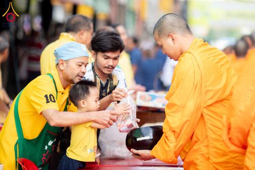 ภาพ No.180327:พิธีทำบุญตักบาตร ข้าวสารอาหารแห้ง แด่คณะสงฆ์ 99 รูป เนื่องในวันพ่อแห่งชาติ ปีที่ 50 ณ ศูนย์การค้าตลาดรังสิต ซ.รังสิต-ปทุมธานี 5 วันที่ 5 ธันวาคม พ.ศ. 2567