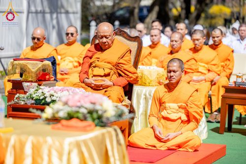 ภาพ No.62416:คณะศิษยานุศิษย์รวมใจสถาปนาและสมโภช ธรรมจักร เพื่ออัญเชิญประดิษฐาน ณ ยอดอุโบสถ 80 ปี หลวงพ่อธัมมชโย วัดพระธรรมกายนิวเจอร์ซี ประเทศสหรัฐอเมริกา  วันอาทิตย์ที่ 7 เมษายน พ.ศ. 2567