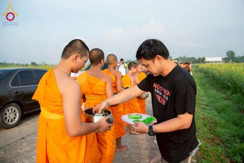 ภาพ No.217975:วันศุกร์ที่ 11 เมษายน พ.ศ. 2568 พระและสามเณร 99 รูป จากศูนย์ปฏิบัติธรรมระยอง(บ้านช่องลม) บิณฑบาต ณ ทุ่งปอเทือง ต.บางบุตร อ.บ้านค่าย จ.ระยอง เพื่อเป็นการฝึกสามเณรภาคฤดูร้อน ผ่านกิจวัตรบิณฑบาตในพื้นที่ชุมชน