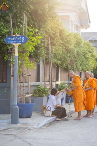 ภาพ No.136083:พระธรรมทายาท โครงการบวชพระนานาชาติ AEC & WAB ผู้บริหารรุ่นที่ 2 บิณฑบาต ณ หอฉันคุณยายอาจารย์ฯ เมืองแก้วมณี หมู่บ้านแก้วพุทธรักษา วันที่ 28 เมษายน พ.ศ. 2567