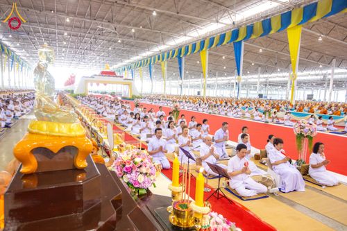 ภาพ No.59984:พิธีเจริญพระพุทธมนต์ "ฉลองอายุวัฒนมงคล 80 ปี หลวงพ่อธัมมชโย" พิธีถวายไทยธรรม คณะสงฆ์ 10,000 กว่าวัดทั่วประเทศ ในวันคุ้มครองโลก วันจันทร์ที่ 22 เมษายน พ.ศ. 2567 ณ สภาธรรมกายสากล วัดพระธรรมกาย จ.ปทุมธานี