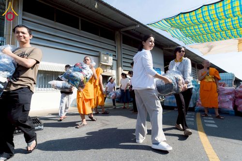 ภาพ No.273714:วันที่ 27 พฤศจิกายน พ.ศ. 2568 คณะศิษยานุศิษย์วัดพระธรรมกาย มูลนิธิธรรมกาย มอบอาหารและสิ่งของความช่วยเหลือให้พี่น้องชาวใต้ ผู้ประสบอุทกภัยน้ำท่วม