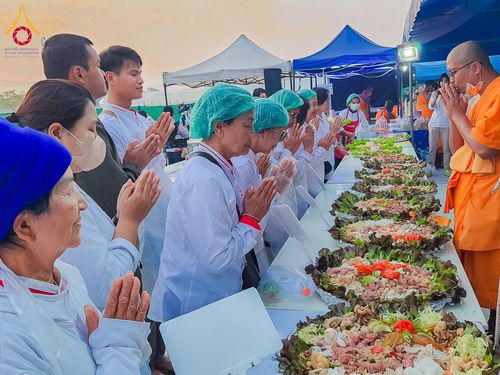 ภาพ No.199404:พิธีถวายภัตตาหารเป็นสังฆทาน แด่พระธรรมยาตรา ณ อนุสรณ์สถานบางปลา วัดบางปลา อำเภอบางเลน จังหวัดนครปฐม ในโครงการธรรมยาตรา กตัญญูบูชา มหาปูชนียาจารย์ พระมงคลเทพมุนี(สด จนฺทสโร) พระผู้ปราบมาร อนุสรณ์สถาน 7 แห่ง ปีที่ 13 วันที่ 22 มกราคม พ.ศ. 2568