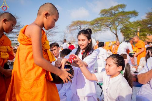 ภาพ No.58156:พิธีตักบาตรพระภิกษุและสามเณร 180 รูป ณ ลานองค์พระสมุทรเจดีย์ จ.สมุทรปราการ วันเสาร์ที่ 27 เมษายน พ.ศ. 2567