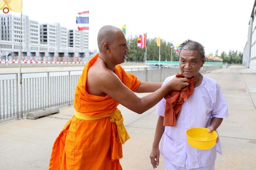 ภาพ No.230816:วันที่ 28 มิถุนายน พ.ศ. 2568 พิธีตัดปอยผมและปลงผม โครงการบวชพระนานาชาติ AEC & WAB รุ่นที่ 9 ณ วิหารคด 2 วัดพระธรรมกาย