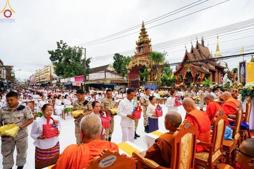 ภาพ No.146280:ตักบาตรพระ 1,384 รูป ทำบุญเมืองฝางครบรอบ 1,383 ปี ถวายเป็นพระราชกุศลแด่พระบาทสมเด็จพระเจ้าอยู่หัว เนื่องในโอกาสพระราชพิธีมหามงคล เฉลิมพระชนมพรรษา 6 รอบ 72 พรรษา วันเสาร์ที่ 27 กรกฎาคม พ.ศ.2567  ณ ถนนหน้าที่ว่าการอำเภอฝาง จ.เชียงใหม่
