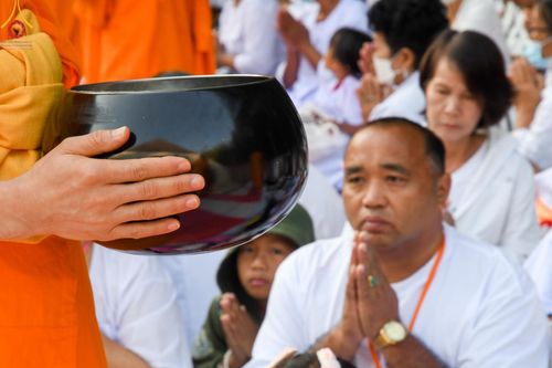 ภาพ No.107574:พิธีตักบาตรพระธรรมยาตราฯ ในโครงการธรรมยาตรากตัญญูบูชา มหาปูชนียาจารย์ พระมงคลเทพมุนี(สด จนฺทสโร) พระผู้ปราบมาร ปีที่ 12 ณ อนุสรณ์สถานมหาวิหารพระมงคลเทพมุนี อ.สองพี่น้อง จ.สุพรรณบุรี วันที่ 7 มกราคม พ.ศ. 2567