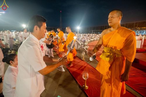 ภาพ No.160620:พิธีจุดประทีป 20,000 ดวง บูชาพระมหาธรรมกายเจดีย์ และบูชาพระมงคลเทพมุนี (สด จนฺทสโร) พระผู้ปราบมาร ณ ลานธรรม พระมหาธรรมกายเจดีย์ วัดพระธรรมกาย จ.ปทุมธานี วันที่ 10 ตุลาคม พ.ศ. 2567