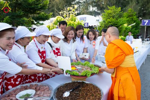 ภาพ No.288877:วันที่ 6 มกราคม พ.ศ. 2569 พิธีถวายภัตตาหารเป็นสังฆทาน แด่พระธรรมยาตรา ในโครงการธรรมยาตรา กตัญญูบูชา มหาปูชนียาจารย์ พระมงคลเทพมุนี(สด จนฺทสโร) พระผู้ปราบมาร อนุสรณ์สถาน 7 แห่ง ปีที่ 14 ณ อนุสรณ์สถานมหาวิหารพระมงคลเทพมุนี (โลตัสแลนด์) อ.สองพี่น้อง จ.สุพรร