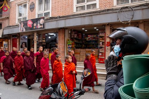 ภาพ No.313497:วันพฤหัสบดีที่ 12 มีนาคม พ.ศ. 2569 ขบวนแห่นาคธรรมทายาทในโครงการบรรพชาสามเณร 500 รูป  จาก นาคบาฮาล (Nagbahal) สู่จัตุรัสปาทัน (Patan Durbar Square) ประเทศเนปาล