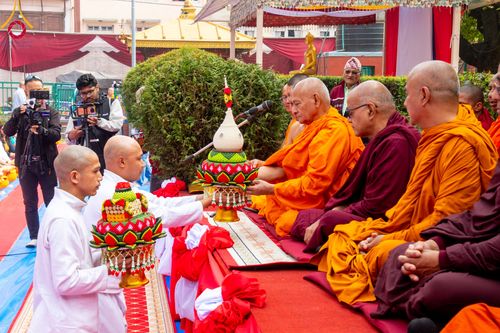 ภาพ No.313393:วันพฤหัสบดีที่ 12 มีนาคม พ.ศ. 2569 พิธีมอบบาตรและผ้าไตรในโครงการบรรพชาสามเณร 500 รูป  ณ นาคบาฮาล (Nagbahal) ประเทศเนปาล