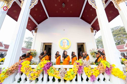 ภาพ No.297343:วันที่ 15 มกราคม พ.ศ.2569 พระธรรมยาตราปฏิบัติธรรมและถ่ายภาพหมู่ประวัติศาสตร์ อนุสรณ์สถานลำดับที่ 4 สถานที่เกิดด้วยกายธรรม  ณ วัดโบสถ์บน ต.บางคูเวียง จ.นนทบุรี ในโครงการธรรมยาตรา กตัญญูบูชา มหาปูชนียาจารย์ พระมงคลเทพมุนี(สด จนฺทสโร) พระผู้ปราบมาร อนุสรณ์ส