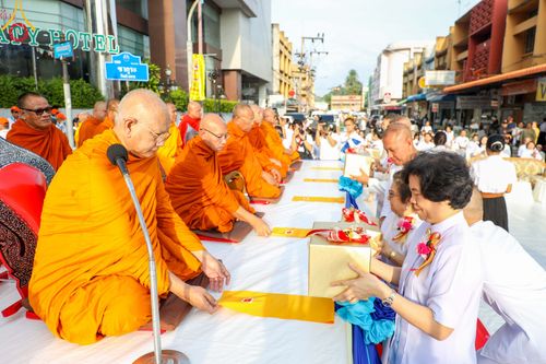 ภาพ No.343165:วันอาทิตย์ที่ 16 สิงหาคม พ.ศ.2569 พิธีตักบาตรพระ 10,000 รูป นานาชาติ ปีที่ 23 คณะสงฆ์ 4 ประเทศ 14 จังหวัดภาคใต้ น้อมถวายเป็นพุทธบูชา ทำบุญเพื่อแม่- พ่อ ณ ถนนนิพัทธ์อุทิศ 3 อ.หาดใหญ่ จ.สงขลา