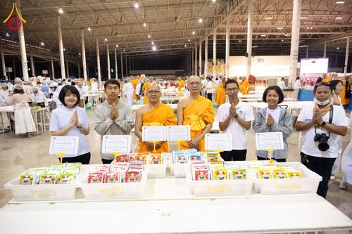 ภาพ No.287259:วันที่ 3 มกราคม พ.ศ.2569 พิธีถวายภัตตาหารเป็นสังฆทาน แด่พระธรรมยาตรา ณ วัดพระธรรมกาย  จังหวัดปทุมธานี ในโครงการธรรมยาตรา กตัญญูบูชา มหาปูชนียาจารย์ พระมงคลเทพมุนี(สด จนฺทสโร) พระผู้ปราบมาร อนุสรณ์สถาน 7 แห่ง ปีที่ 14