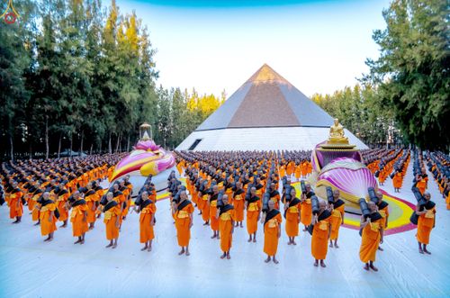 ภาพ No.288456:วันที่ 4 มกราคม พ.ศ. 2569 พระธรรมยาตราปฏิบัติธรรม และถ่ายภาพหมู่ประวัติศาสตร์ ในโครงการธรรมยาตรา กตัญญูบูชา มหาปูชนียาจารย์ พระมงคลเทพมุนี(สด จนฺทสโร) พระผู้ปราบมาร อนุสรณ์สถาน 7 แห่ง ปีที่ 14 ณ อนุสรณ์สถานมหาวิหารพระมงคลเทพมุนี (โลตัสแลนด์) อ.สองพี่น้อง