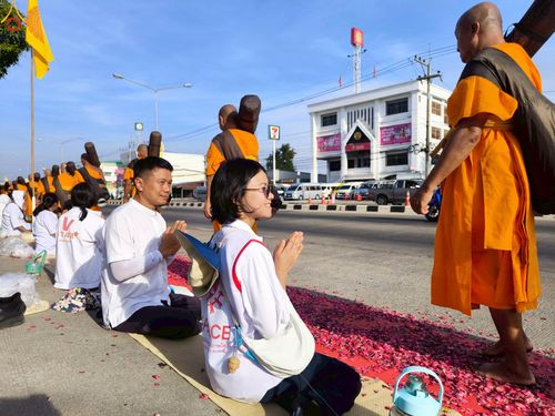 ภาพ No.296267:ภาพเบื้องหลังอาสาสมัครรวมใจ ชุดที่ 2 ในโครงการธรรมยาตรา กตัญญูบูชา มหาปูชนียาจารย์ พระมงคลเทพมุนี(สด จนฺทสโร) พระผู้ปราบมาร อนุสรณ์สถาน 7 แห่ง ปีที่ 14