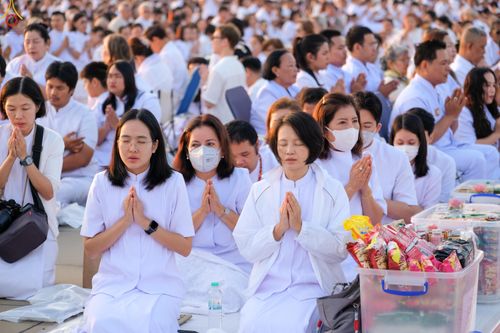 ภาพ No.279797:วันที่ 1 มกราคม พ.ศ.2569 พิธีตักบาตรในวันขึ้นปีใหม่ ณ ลานธรรม วัดพระธรรมกาย