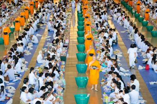 ภาพ No.311323:วันอาทิตย์ต้นเดือนที่ 1 มีนาคม พ.ศ.2569 พิธีตักบาตร และ พิธีบูชาข้าวพระ ณ สภาธรรมกายสากล วัดพระธรรมกาย