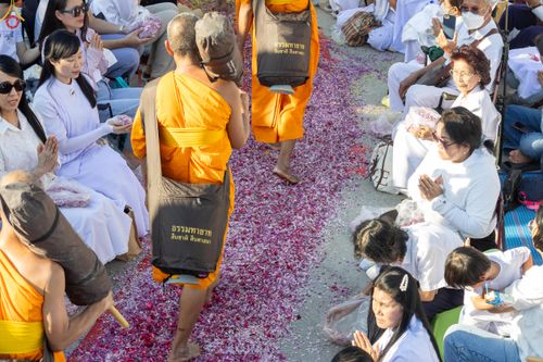 ภาพ No.292909:วันที่ 11 มกราคม พ.ศ. 2569 พิธีต้อนรับพระธรรมยาตรา ณ อนุสรณ์สถานลำดับที่ 3 สถานที่เกิดในเพศสมณะ วัดสองพี่น้อง อำเภอสองพี่น้อง จังหวัดสุพรรณบุรี ในโครงการธรรมยาตรา กตัญญูบูชา มหาปูชนียาจารย์ พระมงคลเทพมุนี(สด จนฺทสโร) พระผู้ปราบมาร อนุสรณ์สถาน 7 แห่ง ปีที