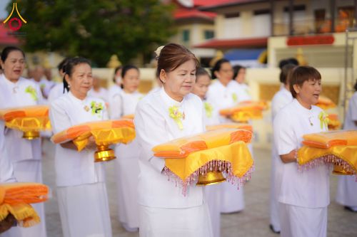 ภาพ No.278542:วันอาทิตย์ที่ 14 ธันวาคม พ.ศ.2568  พิธีเวียนประทักษิณ พิธีวันทาสีมาพระประธาน โครงการบวชบูชาธรรมมหาปูชนียาจารย์ ของศูนย์ปฏิบัติธรรมบุรีรัมย์ ณ วัดกลาง พระอารามหลวง จังหวัดบุรีรัมย์