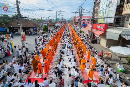 ภาพ No.336891:วันเสาร์ที่ 27 มิถุนายน 2569 พิธีตักบาตรพระ 1,345 รูป  ณ ข่วงสันกำแพง อำเภอสันกำแพง จังหวัดเชียงใหม่