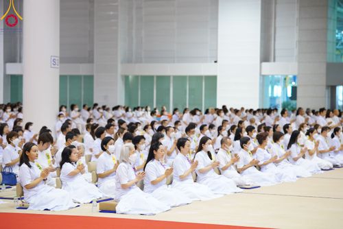 ภาพ No.86413:วันธรรมชัย ปีที่ 55 พิธีทอดผ้าป่ากฐินสมทบครั้งที่1, พิธีเจริญพุทธมนต์ ลูกนิมิตมหาสมบัติฯ พิธีจุดประทีป,พิธีฉลองชัยสวดมนต์บทธัมมจักกัปปวัตนสูตร วันอาทิตย์ที่ 27 สิงหาคม พ.ศ.2566 ณ สภาธรรมกายสากล / มหารัตนวิหารคด วัดพระธรรมกาย