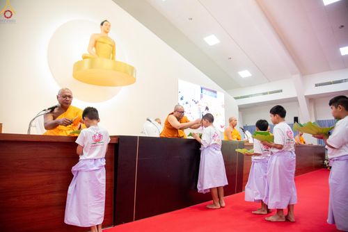 ภาพ No.320072:วันเสาร์ที่ 4 เมษายน 2569 พิธีตัดปอยผม ขอขมาผู้ปกครอง  มอบบาตร-ผ้าไตร และพิธีบรรพชาสามเณร 87 รูป  ณ ศูนย์ปฏิบัติธรรมระยอง(บ้านช่องลม)  ต.บางบุตร อ.บ้านค่าย จ.ระยอง