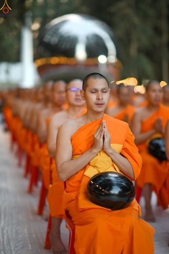 ภาพ No.289226:วันที่ 7 มกราคม พ.ศ. 2569 พิธีตักบาตรพระธรรมยาตรา ณ อนุสรณ์สถานลำดับที่ 1 สถานที่เกิดด้วยรูปกายเนื้อ อนุสรณ์สถานมหาวิหารพระมงคลเทพมุนี (โลตัสแลนด์) อ.สองพี่น้อง จ.สุพรรณบุรี ในโครงการธรรมยาตรา กตัญญูบูชา มหาปูชนียาจารย์ พระมงคลเทพมุนี(สด จนฺทสโร) พระผู้ป