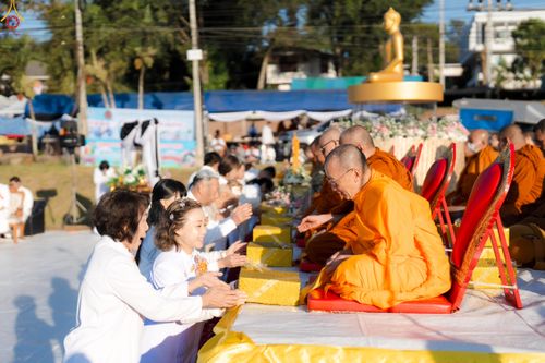 ภาพ No.281386:วันเสาร์ที่ 27 ธันวาคม พ.ศ.2568 พิธีตักบาตรพระ ๑,๐๐๐ รูป   เพื่อความเป็นสิริมงคลแก่ชีวิตและแผ่นดินไทย  มหากุศลครั้งยิ่งใหญ่แห่งปี ส่งท้ายปีเก่า ต้อนรับปีใหม่  ณ ถนนหน้าที่ว่าการอำเภอภูเรือ จังหวัดเลย