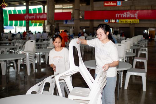 ภาพ No.322307:วันที่ 15 เมษายน พ.ศ.2569 การเตรียมงาน เช็ดโต๊ะ เก้าอี้ ปูผ้าโต๊ะฉัน เพื่องานถวายมหาสังฆทาน 40,000 กว่าวัดทั่วประเทศ วันคุ้มครองโลก 22 เมษายน พ.ศ.2569 วัดพระธรรมกาย