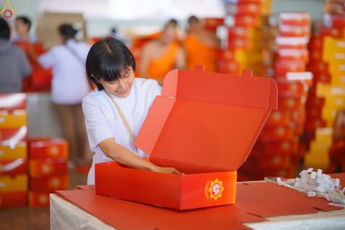 ภาพ No.320500:วันที่ 10 เมษายน พ.ศ.2569 การเตรียมกล่องไทยธรรม เพื่องานถวายมหาสังฆทาน 40,000 กว่าวัดทั่วประเทศ วันคุ้มครองโลก 22 เมษายน พ.ศ.2569 วัดพระธรรมกาย