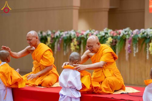 ภาพ No.319543:วันเสาร์ที่ 4 เมษายน พ.ศ.2569 พิธีขอขมา มอบผ้าไตร และถวายบาตรแด่นาคธรรมทายาท ในโครงการบรรพชาสามเณรฟื้นฟูพระพุทธศาสนาทั่วไทย โครงการหน่อแก้วเปรียญธรรม รุ่นที่ 14 โครงการสามเณรยุวธรรมทายาท รุ่นที่ 34 โครงการสามเณรมัชฌิมธรรมทายาท รุ่นที่ 30 ณ สภาธรรมกายสากล