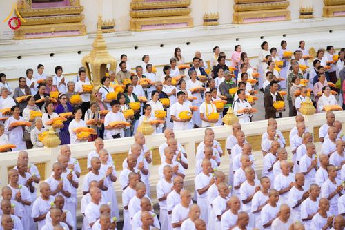 ภาพ No.278530:วันอาทิตย์ที่ 14 ธันวาคม พ.ศ.2568  พิธีเวียนประทักษิณ พิธีวันทาสีมาพระประธาน โครงการบวชบูชาธรรมมหาปูชนียาจารย์ ของศูนย์ปฏิบัติธรรมบุรีรัมย์ ณ วัดกลาง พระอารามหลวง จังหวัดบุรีรัมย์